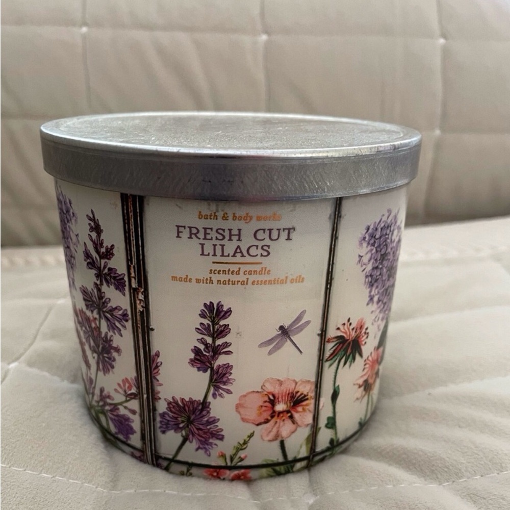 Bath & Body Works 3 wick candle - Fresh Cut Lilacs